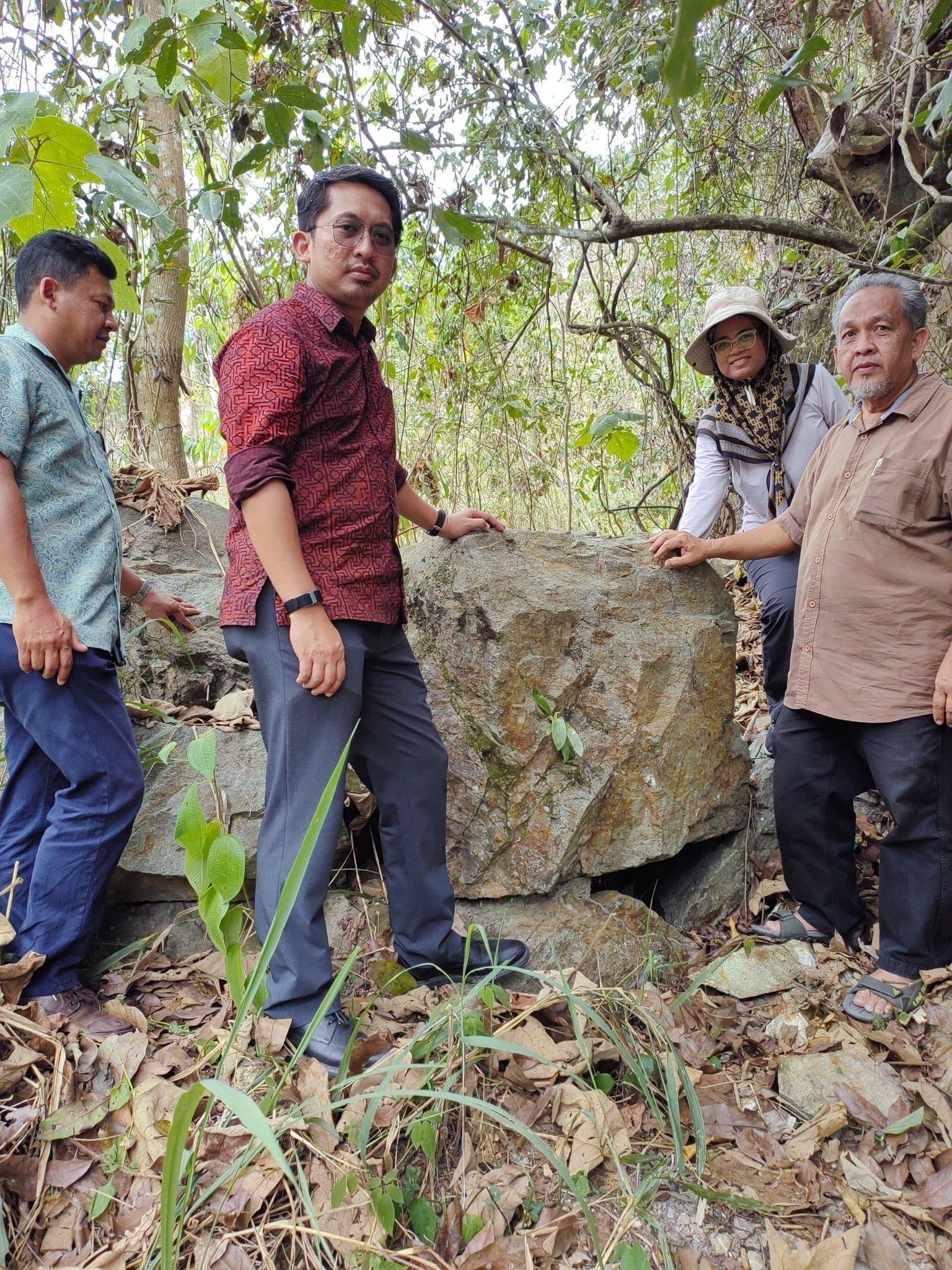 LAWATAN TAPAK CADANGAN VIEWPOINT BAGI PEMASANGAN PANEL-PANEL INFO BERKAITAN LENGGONG GEOPARK DI KAWASAN SEKITAR PARLIMEN GERIK DAN LAWATAN KE TAPAK CADANGAN GERIK - LAWIN GEOTRAIL ( TUF LAWIN ).