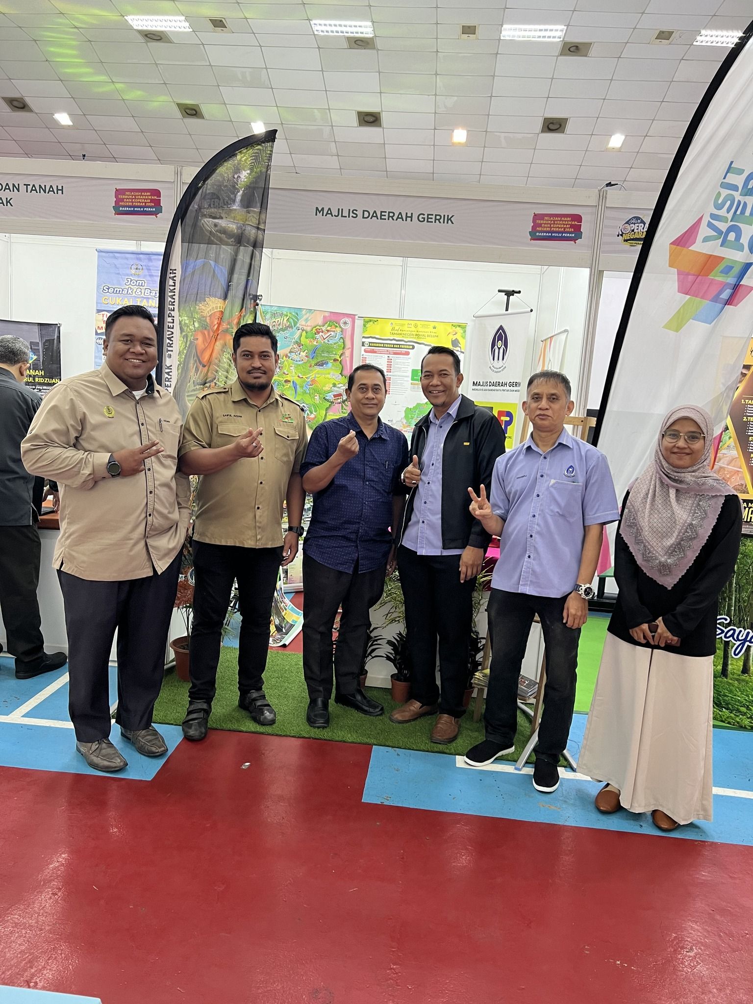 BOOTH PELANCONGAN & KAUNTER KUTIPAN LUAR MAJLIS DAERAH GERIK. SEMPENA 𝗛𝗔𝗥𝗜 𝗞𝗢𝗣𝗘𝗥𝗔𝗦𝗜 𝗡𝗘𝗚𝗔𝗥𝗔 𝟮𝟬𝟮𝟰 𝗣𝗘𝗥𝗜𝗡𝗚𝗞𝗔𝗧 𝗡𝗘𝗚𝗘𝗥𝗜 𝗣𝗘𝗥𝗔𝗞 𝗗𝗔𝗡 𝗝𝗘𝗟𝗔𝗝𝗔𝗛 𝗛𝗔𝗥𝗜 𝗧𝗘𝗥𝗕𝗨𝗞𝗔 𝗨𝗦𝗔𝗛𝗔𝗪𝗔𝗡 𝗗𝗔𝗡 𝗞𝗢𝗣𝗘𝗥𝗔𝗦𝗜 𝗡𝗘𝗚𝗘𝗥𝗜 𝗣𝗘𝗥𝗔𝗞, 𝗗𝗔𝗘𝗥𝗔𝗛 𝗛𝗨𝗟𝗨 𝗣𝗘𝗥𝗔𝗞,